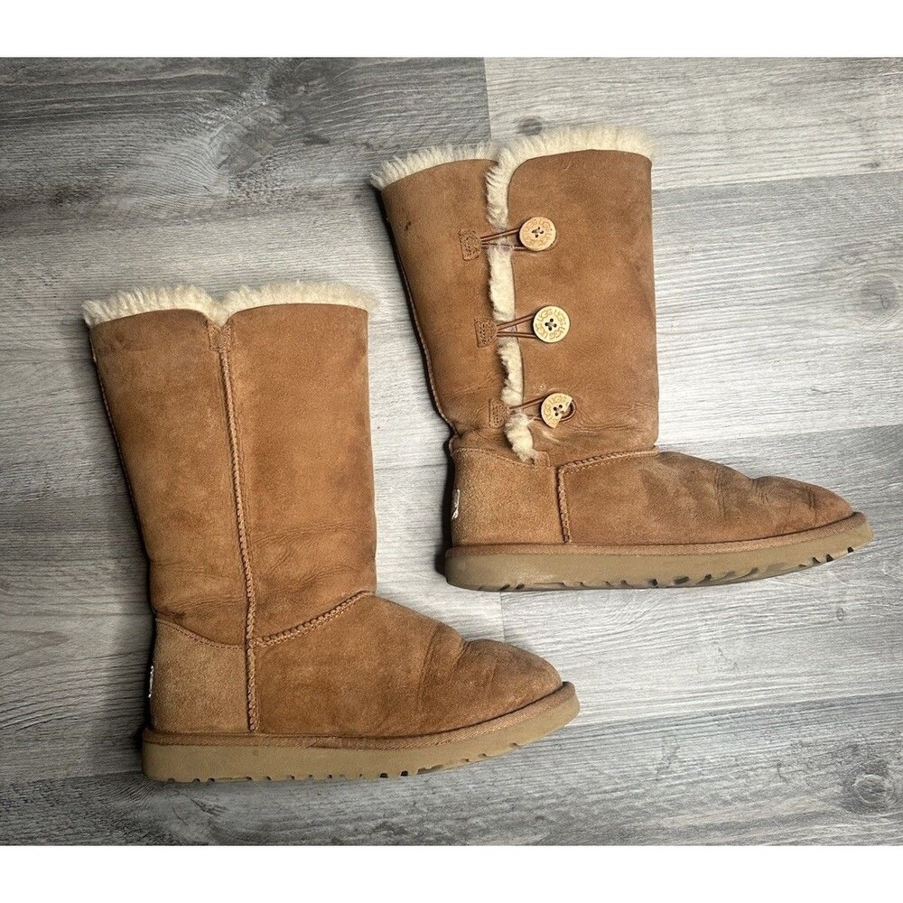 UGG Kids Bailey Button Triplet Chestnut Suede Boots 1962Y Size 5 US / Fits W 6.5